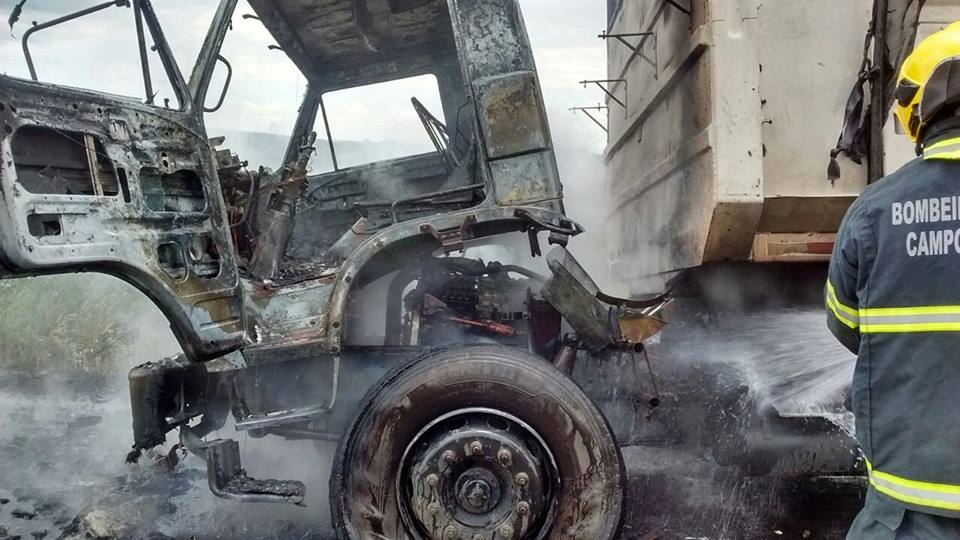 Caminhão é destruído por incêndio em Campos Novos - Michel Teixeira
