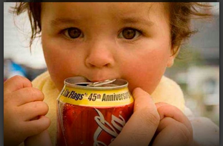 Médicos estão implorando para que pais deixem de dar Coca-Cola para os filhos. O que ocorre no corpo deles é assustador