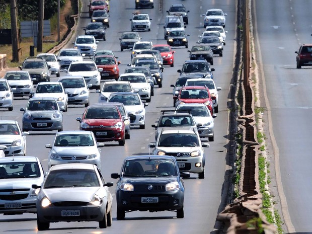 Governador sanciona lei que proíbe apreensão de veículos com IPVA atrasado
