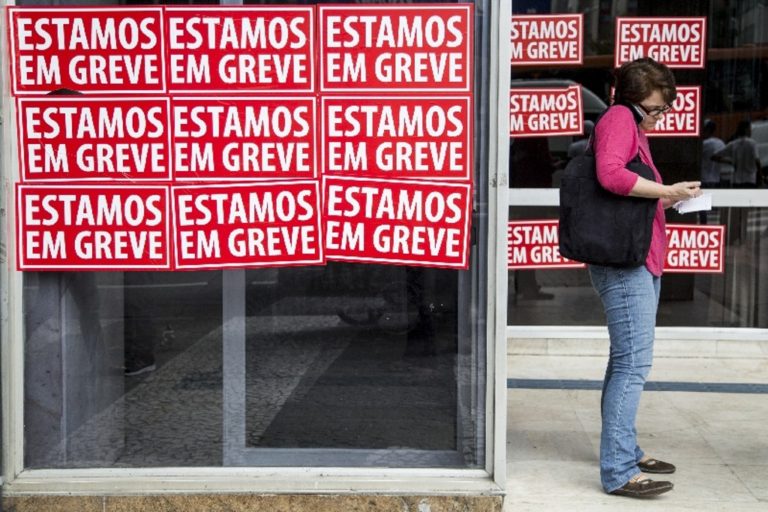 Bancários rejeitam reajuste de 7% e decidem continuar a greve