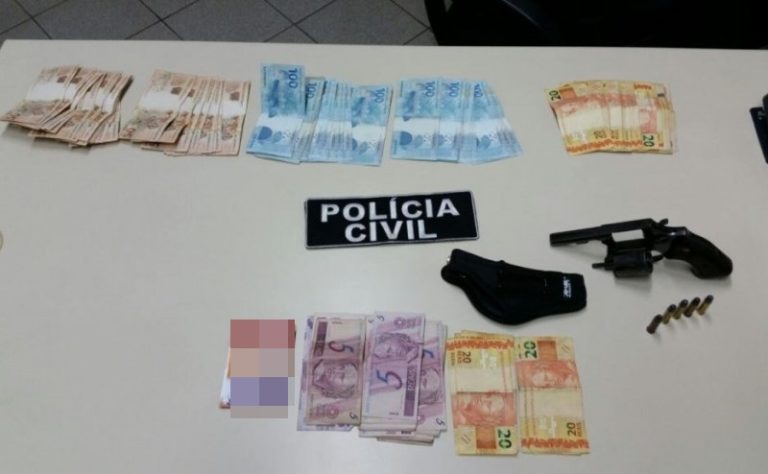 Polícia apreende dinheiro, arma e “santinhos” durante operação em Piratuba