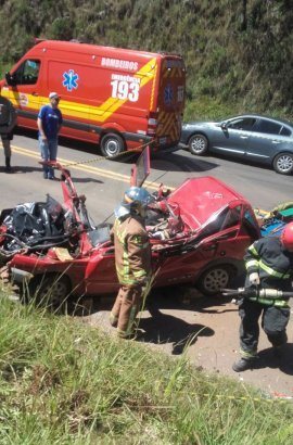 Três mortes em acidente entre carro e moto na BR-282 em Ponte Serrada