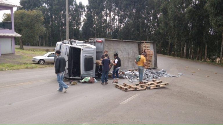Caminhão tomba na SC-355 entre Catanduvas e Água Doce