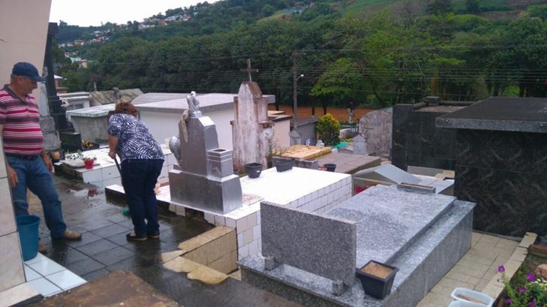 Familiares arrumam túmulos de entes queridos para Dia de Finados