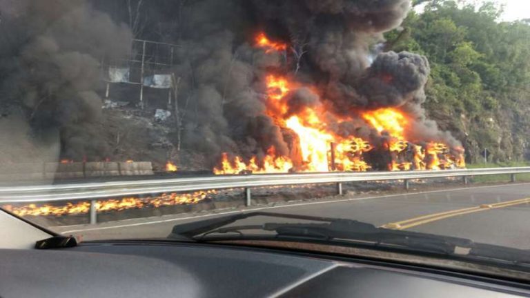 Caminhão carregado de combustíveis tomba e pega fogo em Chapecó