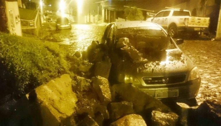Muro desaba sobre veículo e deixa criança ferida em Joaçaba