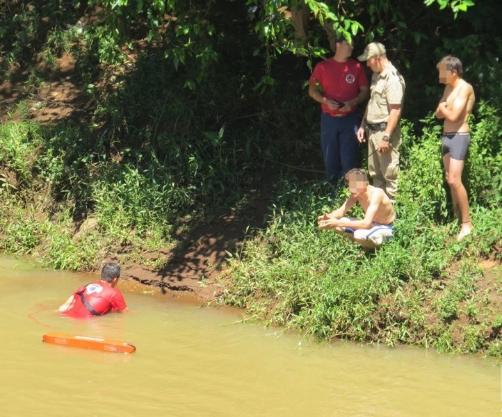 Mergulhadores iniciam as buscas pelo corpo de adolescente que se afogou na tarde de domingo no Rio do Peixe