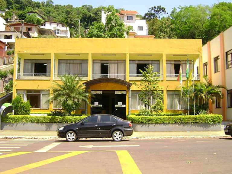 Prefeito de Ouro foi a Florianópolis para discutir saneamento básico no município