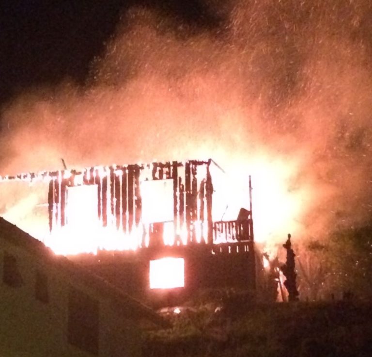 Incêndio de grandes proporções destrói casa em Marcelino Ramos