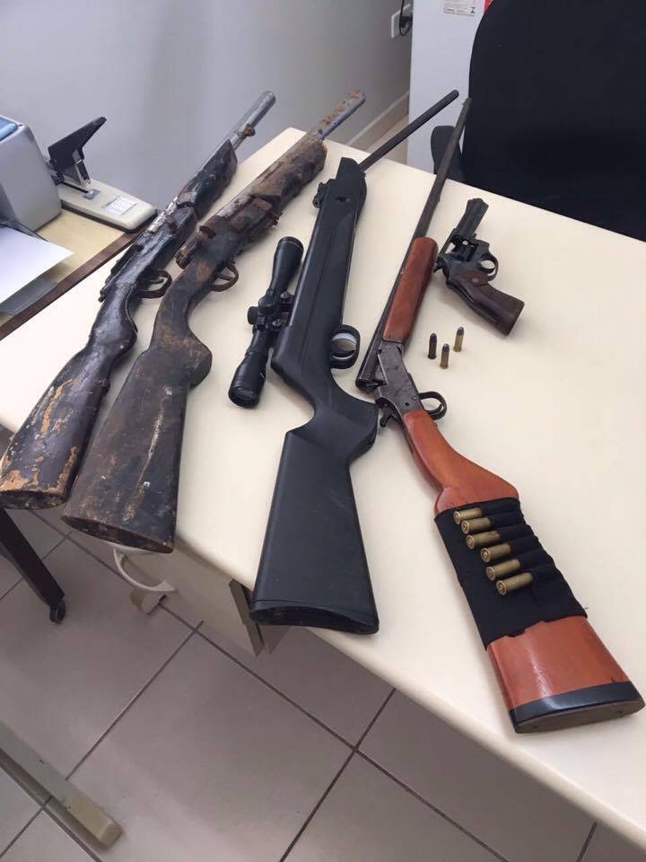 Polícia apreende cinco armas de fogo durante mandado de busca em Ipira
