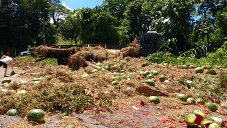Caminhão carregado de melancias sofre acidente na chegada a Peritiba