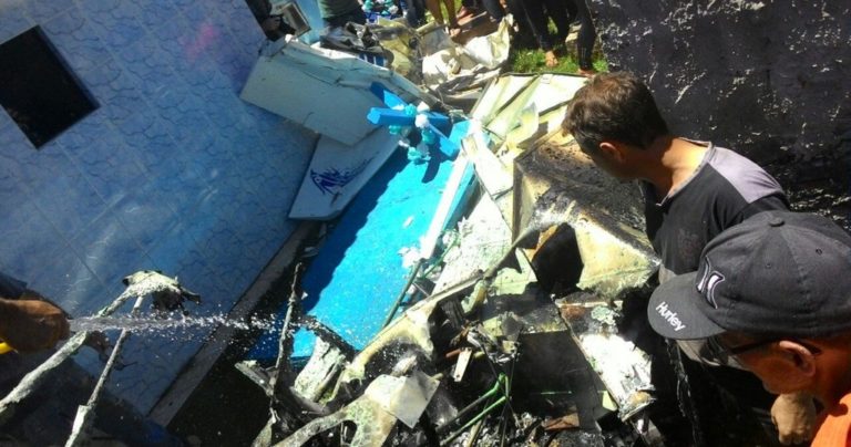 Tragédia: Avião cai em cemitério de Cruz Machado; um ocupante morre