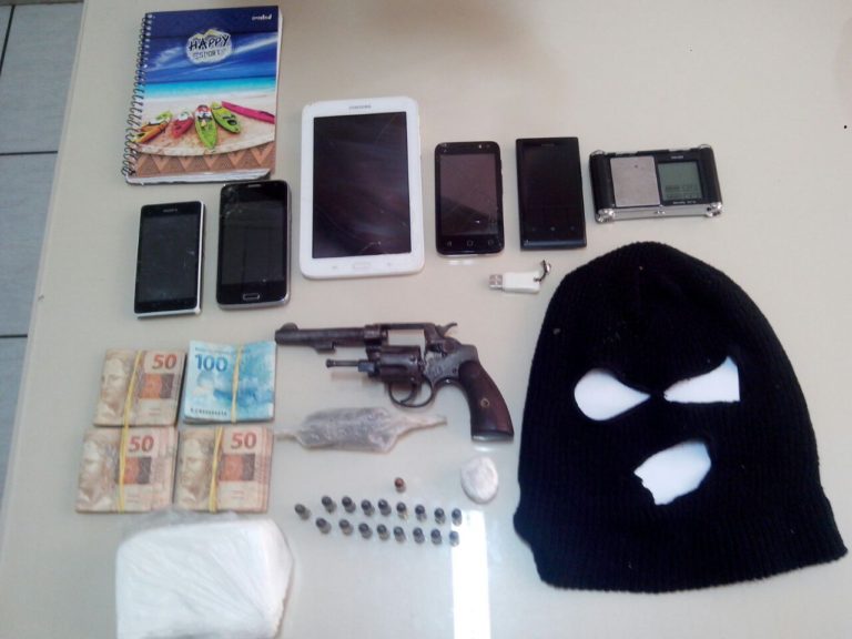 Drogas, arma e dinheiro são encontrados na casa de investigado