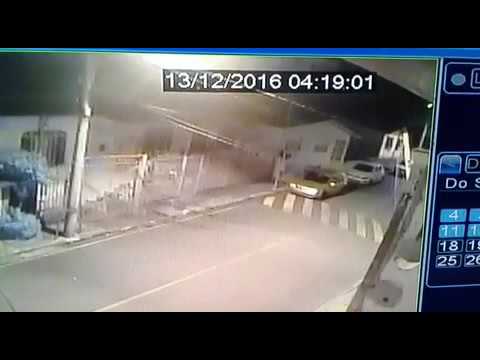Vídeo mostra homem incendiando carro no centro de Herval d’ Oeste