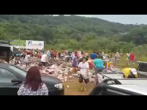 Vídeo mostra população recolhendo leite após acidente com caminhão