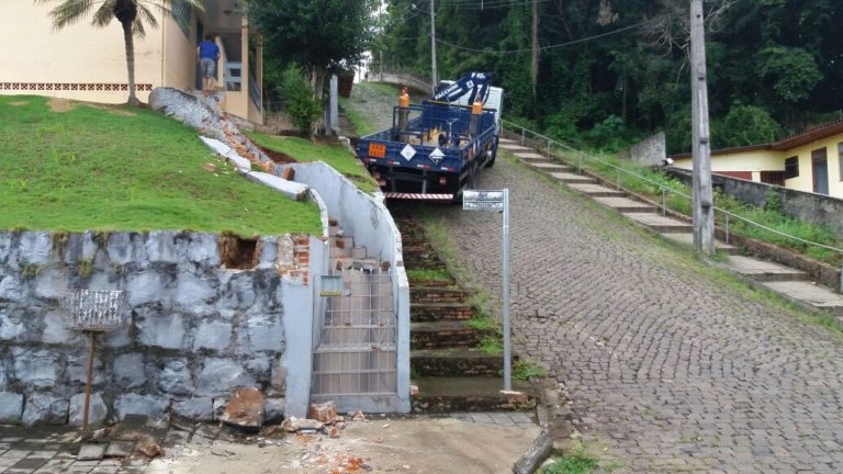 Caminhão desgovernado atinge muro de residência em Capinzal