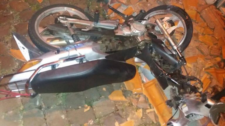 Jovem de 18 anos morre e outro fica ferido após colisão de moto em muro de residência em Capinzal
