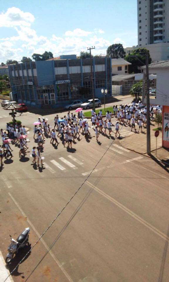 Moradores fazem manifestação pedindo paz após crime bárbaro em Machadinho