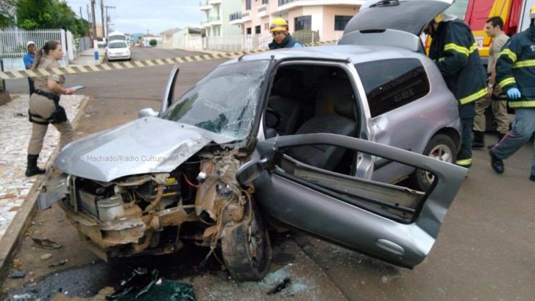 Homem morre após carro colidir contra poste no centro de Campos Novos