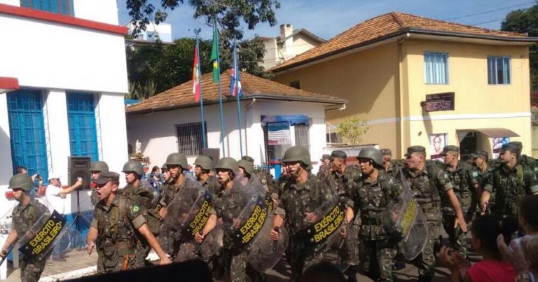 Homens do Exército desfilam na programação do aniversário de Piratuba