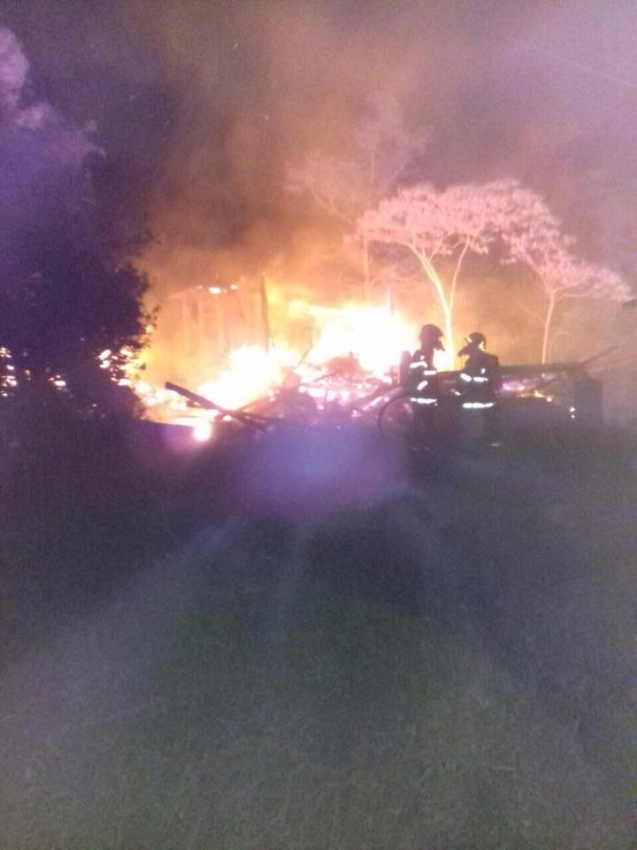 Incêndio destrói galpão de madeira no município de Ipira; fotos e vídeo