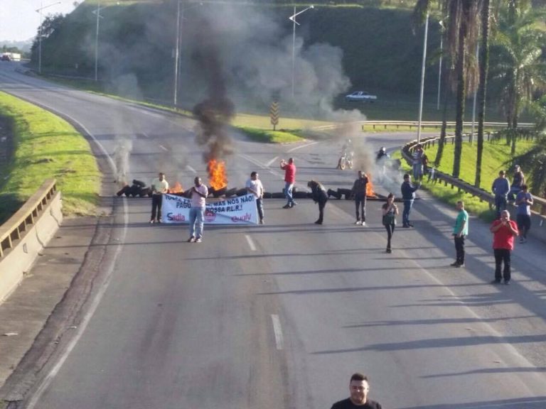 Sindicalistas protestam pelo segundo dia consecutivo contra a BRF pelo não pagamento da PLR