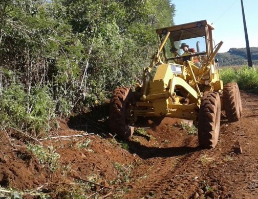 Prefeitura de Campos Novos recupera estradas na Barra do Leão