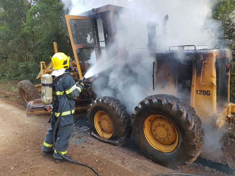 Incêndio danifica motoniveladora da prefeitura de Campos Novos