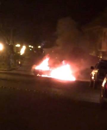 Carro é incendiado no centro de Machadinho; bombeiros controlaram as chamas