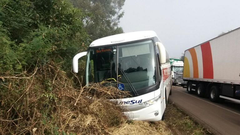 Carreta de Joaçaba colide em ônibus da Unesul na BR-282 em Cordilheira Alta