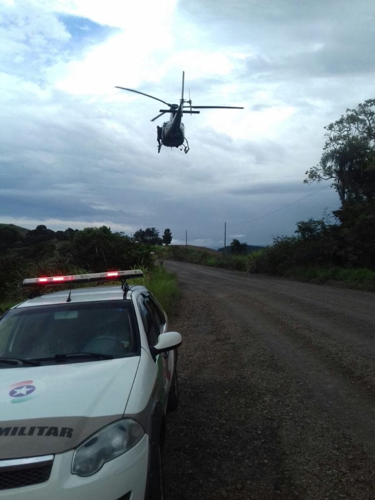 Busca a traficantes que abandonaram caminhonete acidentada em Piratuba utilizou helicóptero da PM