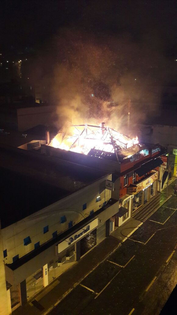 Incêndio atinge prédio de dois andares em Joaçaba