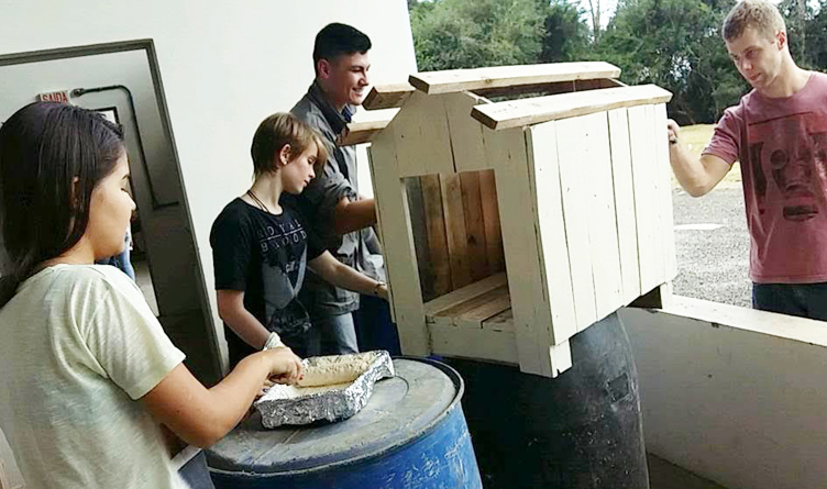 Estudantes constroem casinhas de cachorro que serão doadas para ONG