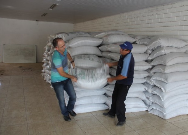 Secretaria da Agricultura de Capinzal entrega sementes de aveia preta aos agricultores