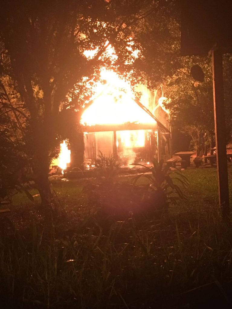 Incêndio destrói chalé no distrito de Barra do Leão, interior de Campos Novos; fotos e vídeo