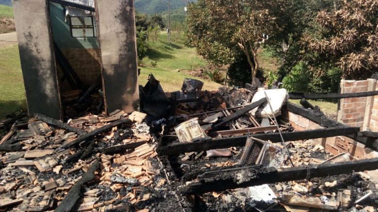 Família do interior de Ibicaré precisa de ajuda após perder tudo em incêndio