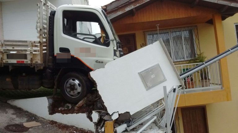 Caminhão desgovernado atinge residência em Joaçaba