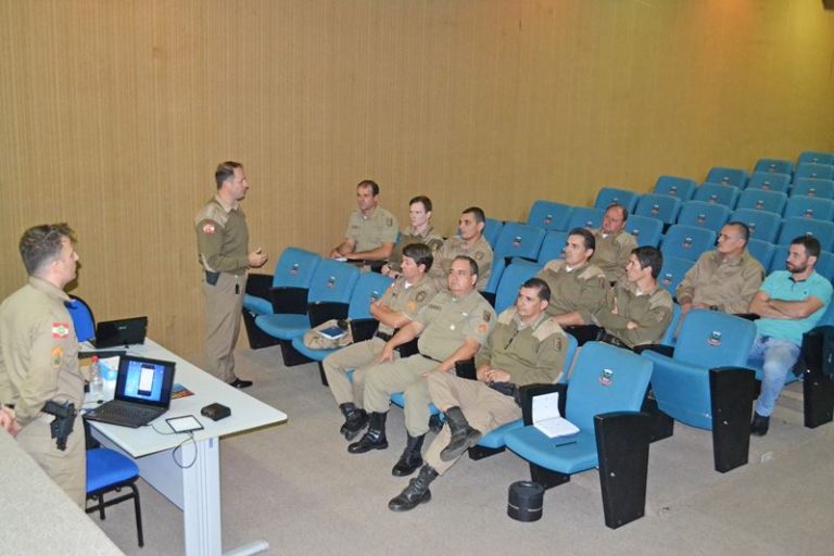 Policiais militares de Piratuba, Ipira e Lacerdópolis recebem treinamento de sistema móvel