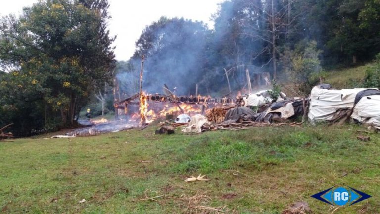 Incêndio destrói residência de madeira na comunidade de Linha Caçador