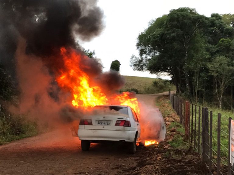 Carro pega fogo no interior de Piratuba