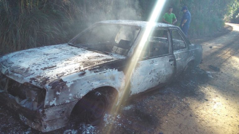 Veículo pega fogo em Água Doce e animais morrem carbonizados no porta-malas