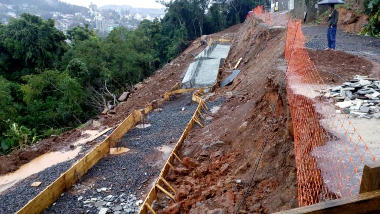 Obras deverão ser retomadas nesta semana após deslizamento que interditou construção de muro