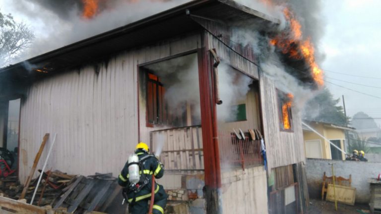 Casa é destruída por incêndio em Campos Novos