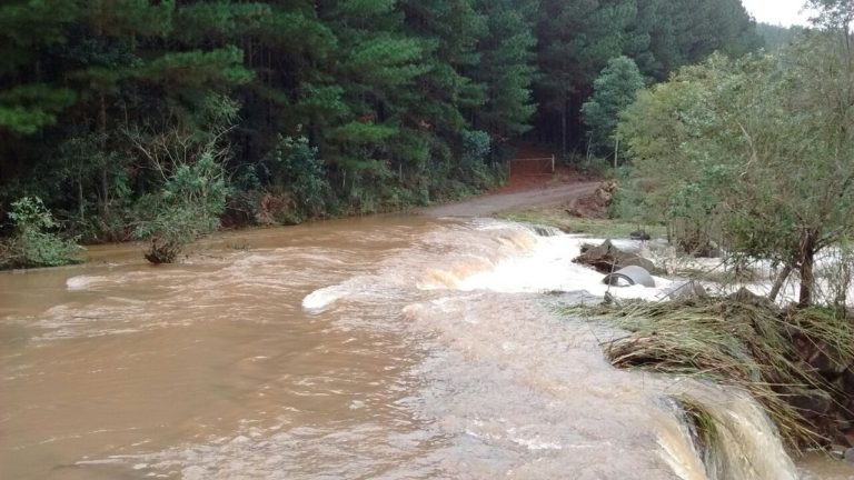 Prefeitura de Capinzal estima grande prejuízo nas estradas do município devido à chuva