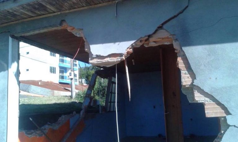 Prefeitura vai ajudar na reconstrução de casa invadida por carro na Vila Sete; Defesa Civil vistoriou o local