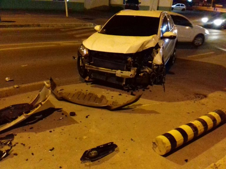 Motorista fura bloqueio policial e colide veículo na BR-282 em Campos Novos