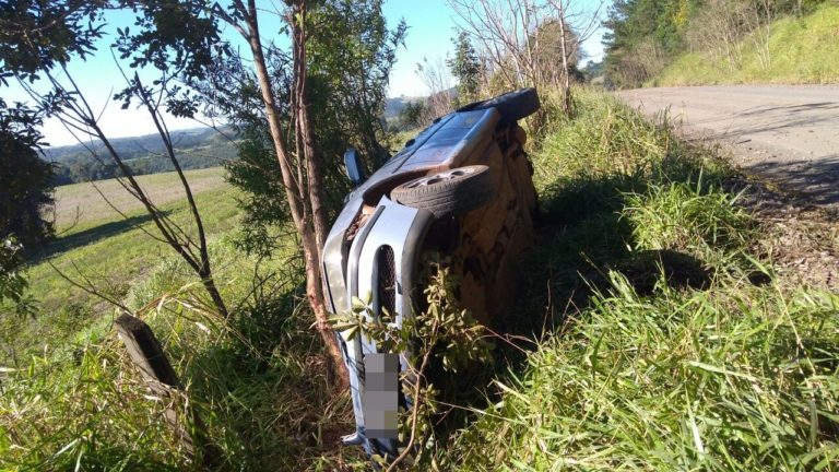 Carro tomba na SC-135 em Piratuba; veículo parou de lado às margens da estrada