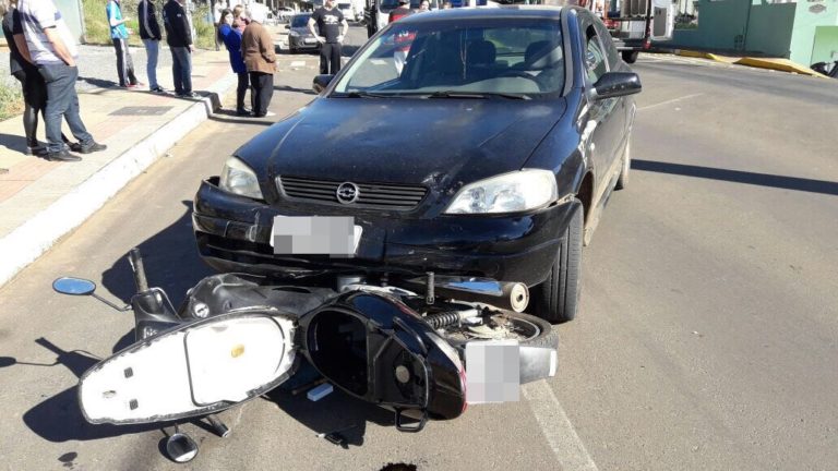Colisão entre carro e motoneta deixa um ferido no centro de Piratuba