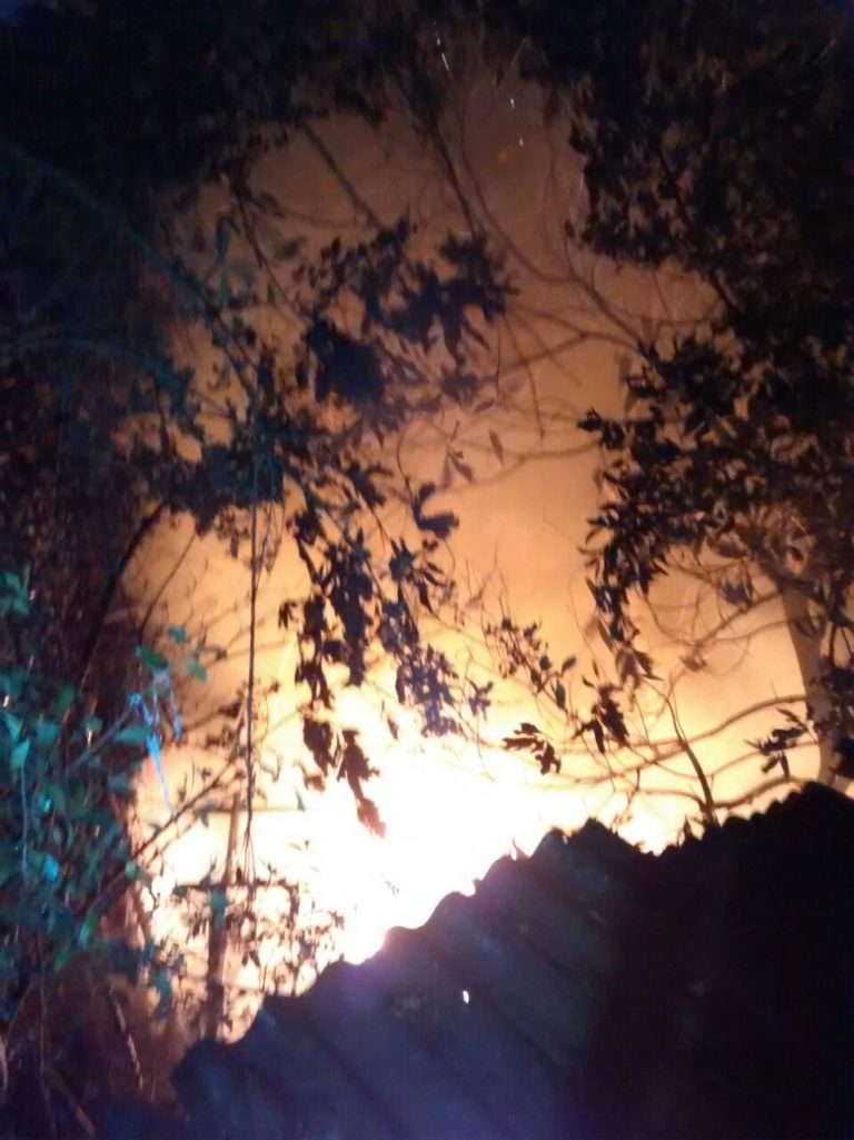 Incêndio destrói residência em bairro de Herval d’ Oeste; casa vizinha também foi atingida