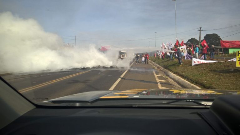 BR-153 em General Carneiro está interditada. Manifestantes fazem protesto contra governo Temer